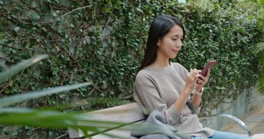 Cep telefonu kullanan kadın