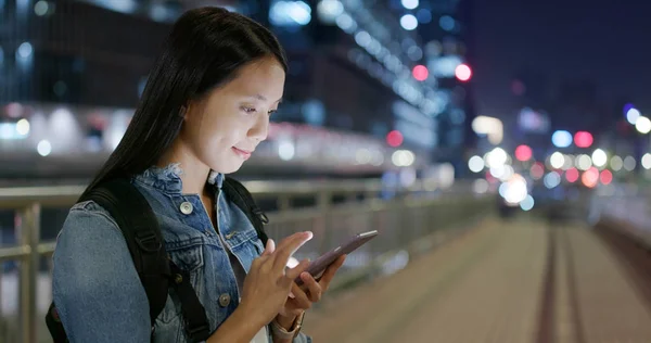 Mujer Usando Teléfono Móvil Ciudad Por Noche — Foto de Stock