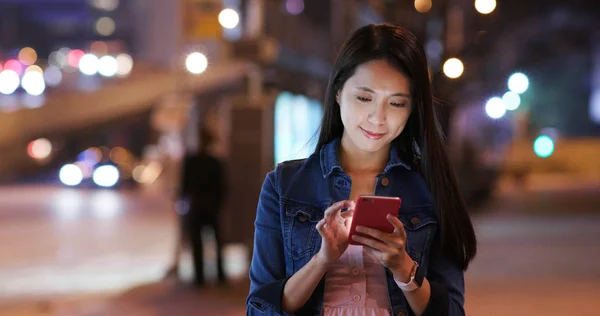 Frau Benutzte Nachts Handy — Stockfoto