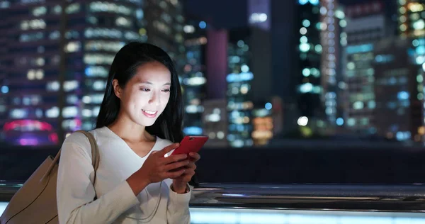 Mujer Trabaja Teléfono Inteligente Ciudad Sobre Fondo Torre Negocios —  Fotos de Stock