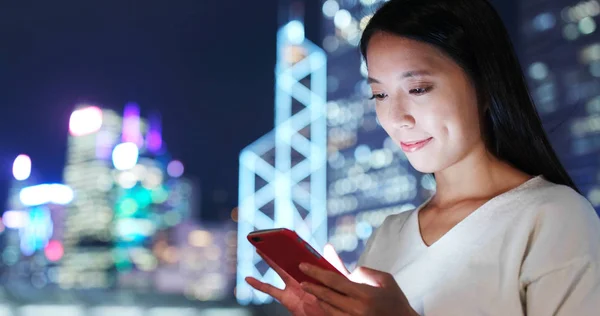 Asijské Žena Pomocí Mobilního Telefonu Městě Noci — Stock fotografie