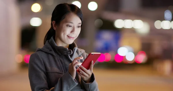 Mulher Usando Telefone Celular Para Procurar Local Rua Noite — Fotografia de Stock
