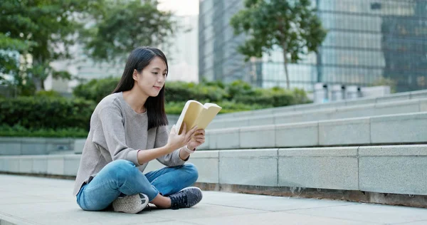 Woman Read Book Outdoor — Stock Photo, Image