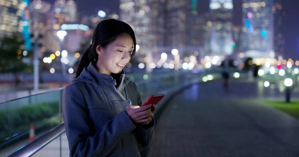 Frau Benutzt Nachts Handy Der Stadt — Stockfoto