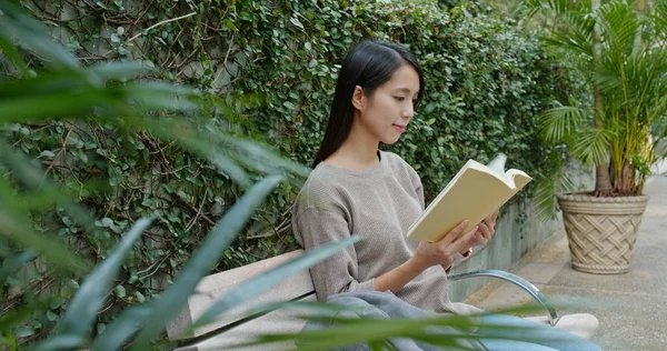 Mulher Ler Sobre Livro Parque — Fotografia de Stock