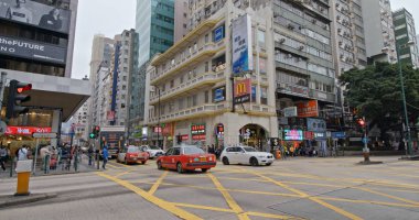 Ürdün, Hong Kong - 12 Aralık 2018: İnsanlar yolun karşısına geçti
