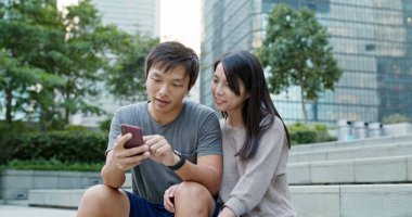 Çift cep telefonu birlikte evde kullanma