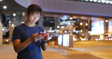 Adam cep telefonu sokakta çeke