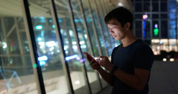 Hombre Usando Teléfono Móvil Ciudad Por Noche —  Fotos de Stock