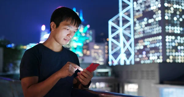 Homem Usando Telefone Celular Cidade Noite — Fotografia de Stock