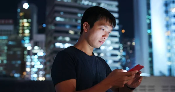 Hombre Trabaja Teléfono Inteligente Ciudad Por Noche — Foto de Stock