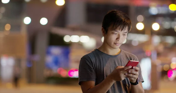 Hombre Usando Teléfono Móvil Calle Por Noche —  Fotos de Stock