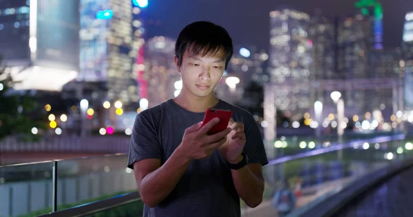 Hombre Usando Smartphone Ciudad —  Fotos de Stock