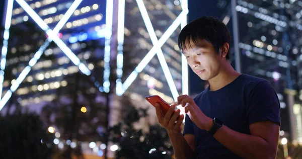 Hombre Joven Usando Teléfono Móvil Ciudad Hong Kong Por Noche — Foto de Stock