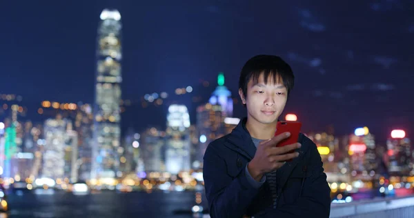 Hombre Usando Teléfono Móvil Ciudad Por Noche —  Fotos de Stock