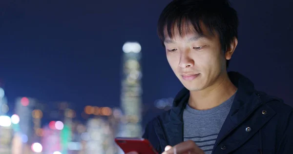 Homem Usando Telefone Celular Cidade Noite — Fotografia de Stock