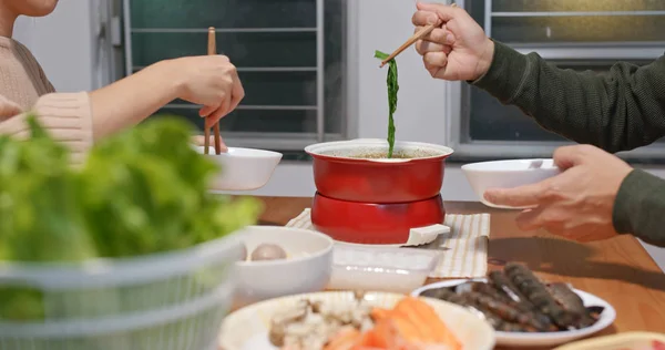 Pareja Comiendo Olla Caliente Casa — Foto de Stock