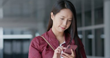 Şehirde cep telefonu kullanan kadın