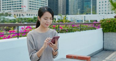 Hong Kong kentinde cep telefonu kullanan kadın