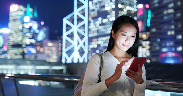 Mulher Asiática Usando Telefone Celular Cidade Noite — Fotografia de Stock