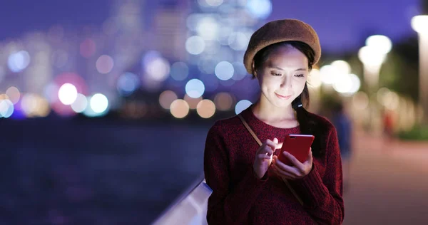Mujer Leer Teléfono Móvil Ciudad Por Noche —  Fotos de Stock