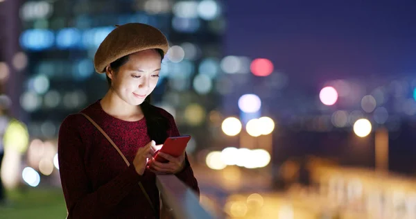 Mulher Verificar Smartphone Cidade Noite — Fotografia de Stock