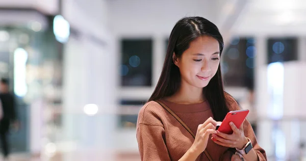 Mujer Mira Teléfono Móvil Dentro Del Centro Comercial — Foto de Stock