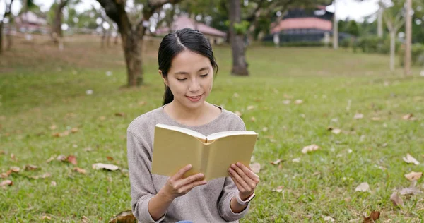 Woman Read Book Park — Stock Photo, Image
