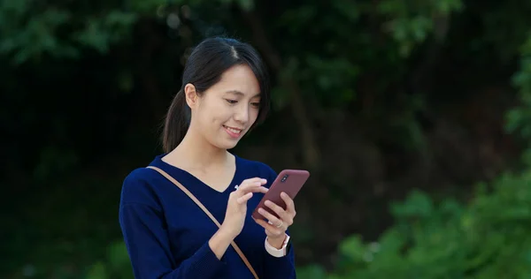 Mujer Usando Teléfono Móvil Parque —  Fotos de Stock