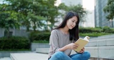 Kitapta yazan kadın. 