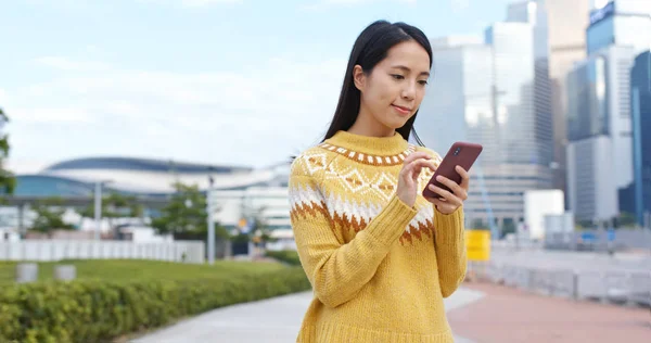 城市里使用智能手机的妇女 — 图库照片