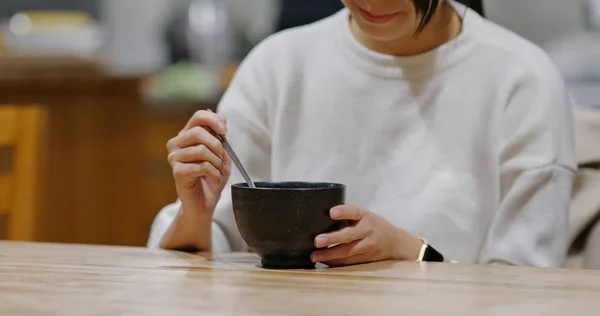 Kadınlar Sıcak Çorbasının Tadını Çıkarırlar — Stok fotoğraf