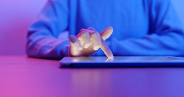 Evde tablette kadın dokunma