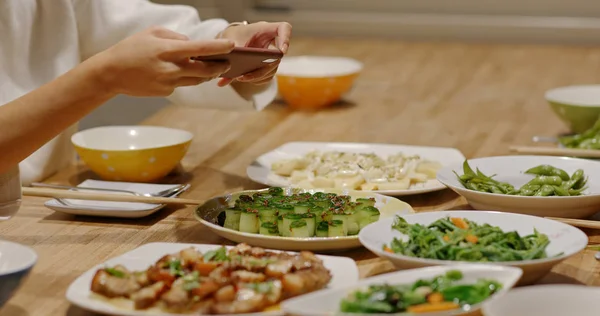 Mujer Tomar Una Foto Los Platos — Foto de Stock