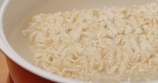 Cocinar Con Fideos Instantáneos Cerca —  Fotos de Stock