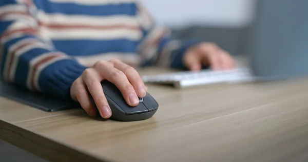 Mujer Trabaja Computadora Por Noche —  Fotos de Stock