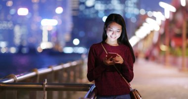 Hareket eden telefon içinde şehir kadın çeke