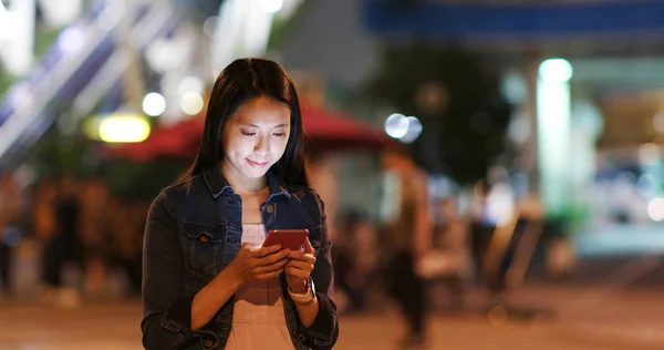Kvinnan Fungerar Smartphone City — Stockfoto