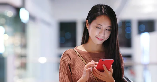 Vrouw Met Behulp Van Mobiele Telefoon Binnen Winkelcentrum — Stockfoto