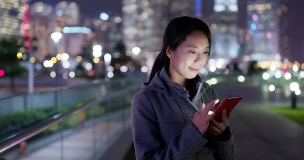 Mulher Olha Para Telefone Celular Cidade Noite — Fotografia de Stock