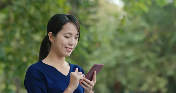 Frau Arbeitet Mit Handy Auf Der Straße — Stockfoto