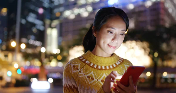 Mujer Usando Teléfono Móvil Ciudad Por Noche —  Fotos de Stock