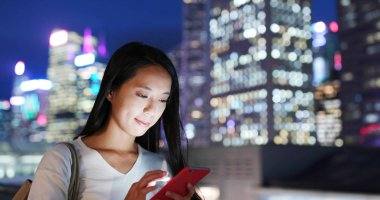 cep telefonuyla şehirde gece kadın