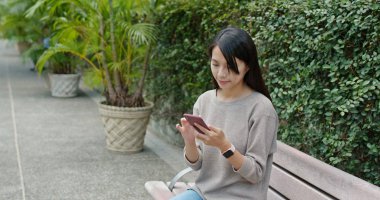 Cep telefonu kullanan kadın