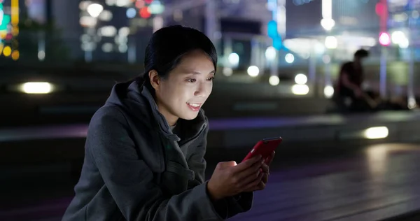 Mulher Olha Para Telefone Celular Cidade Noite — Fotografia de Stock