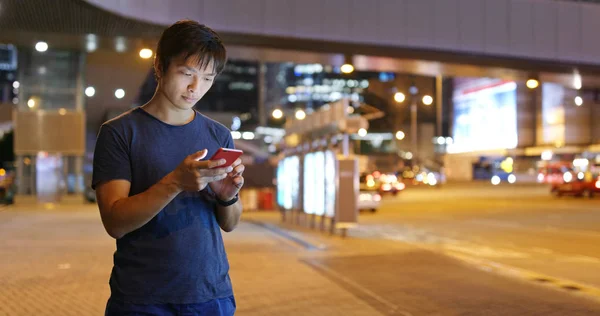 Man Använder Mobiltelefon City — Stockfoto