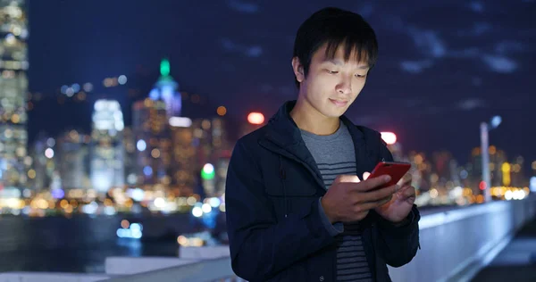 Hombre Usando Teléfono Móvil Ciudad Por Noche —  Fotos de Stock