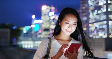 Cep telefonu online geceleri kullanan kadın