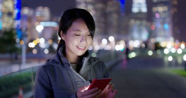 Şehirde cep telefonu kullanan kadın