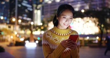 Sokakta cep telefonu kullanan kadın.